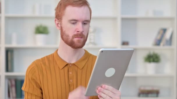 Πορτρέτο του Redhead Man κάνει Video Chat στο Tablet — Αρχείο Βίντεο