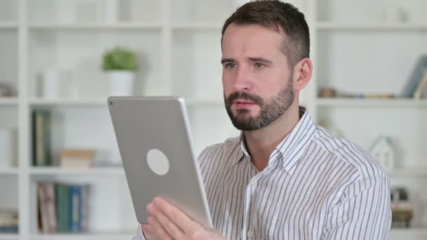 Portret van een jonge man die succes viert op Tablet — Stockvideo