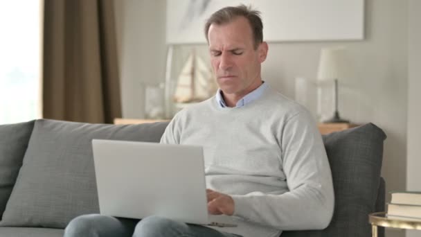 Erschöpfter Geschäftsmann mittleren Alters mit Rückenschmerzen auf dem Sofa — Stockvideo