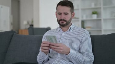 Endişeli Genç Adam Evde Dolar Sayıyor 