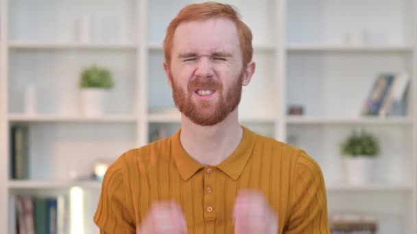 Portret van uitgeputte roodharige man met hoofdpijn — Stockvideo