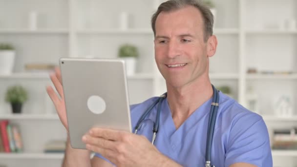 Portrét středověkého lékaře při videochatování na tabletu — Stock video