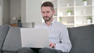 Ev Bilgisayarında Başarı Kutlaması Yapan Hırslı Adam 