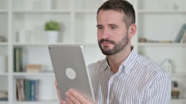 Tablet 'te Video Sohbeti Yapan Genç Adamın Portresi