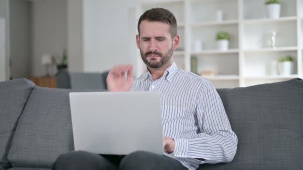 Laborioso giovane con computer portatile avendo il dolore al collo a casa — Video Stock