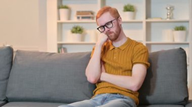 Yorgun Kızıl Adam Evdeki Kanepede Kestiriyor 