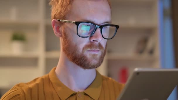 Zbliżenie Redhead Man za pomocą tabletu cyfrowego z ekranem Chroma — Wideo stockowe