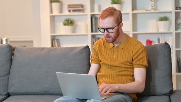 Redhead Man Αντίδραση στην Απώλεια σε Laptop στο σπίτι — Αρχείο Βίντεο