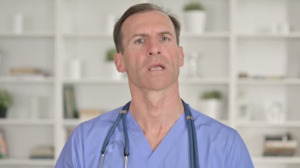 Porträtt av medelålders läkare gör videochatt och vinka — Stockvideo