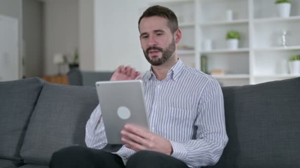 Joven alegre haciendo Video Chat en Tablet — Vídeo de stock