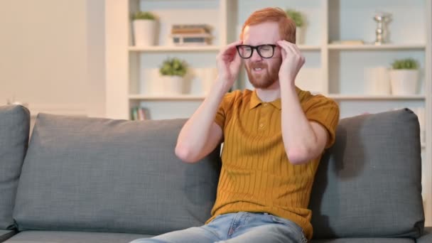 Kimerült vöröshajú férfi, akinek fejfájás otthon — Stock videók