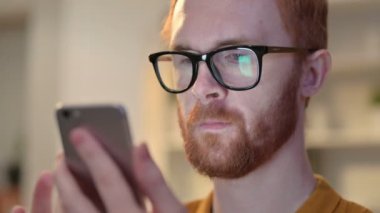 Genç adamın Krom Ekran ile Smartphone kullanmasını kapat 