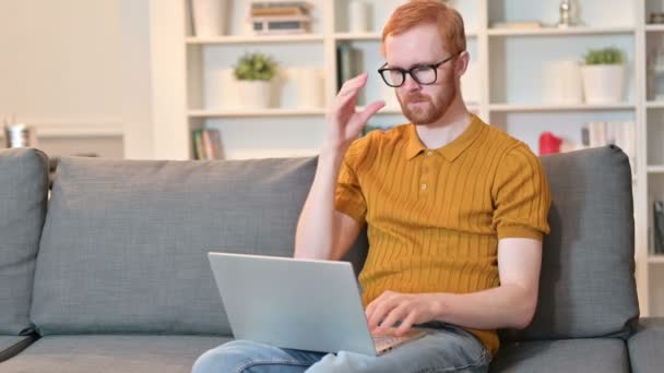 Trött rödhårig man med huvudvärk arbetar n laptop hemma — Stockvideo