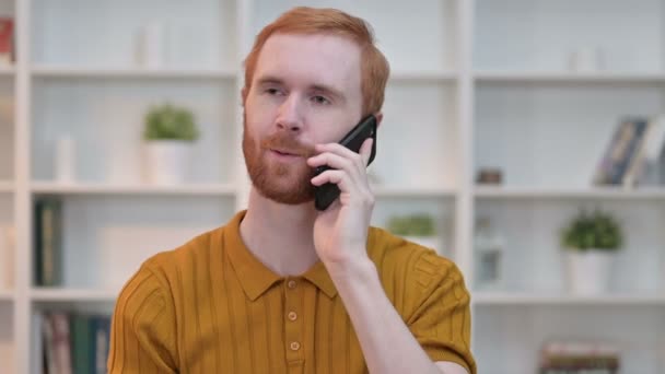 快乐红头发男人用智能手机说话的肖像 — 图库视频影像