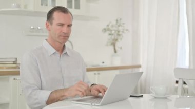 Bilgisayarlı Orta Çağlı Pozitif Adam Başparmağını kaldırıyor