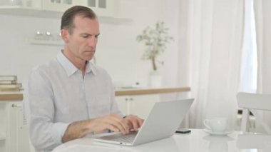 Stresli Orta yaşlı adamın evinde başı ağrıyor.