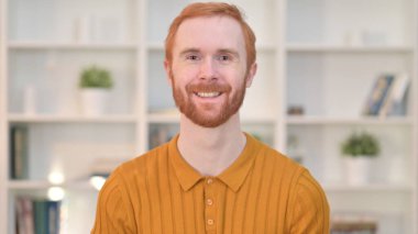 Gülümseyen Kızıl Adam 'ın Portresi Kameraya Bakıyor 