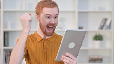 Tablette Başarı Kutlaması Yapan Kızıl Saçlı Adamın Portresi