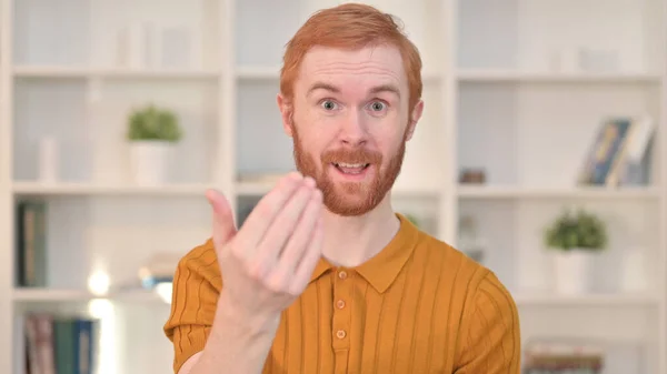 Portret van roodharige man met wijzende vinger en uitnodigende — Stockfoto