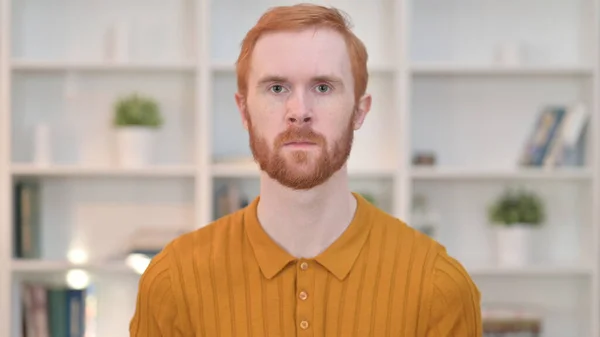 Portrait of Serious Redhead Man Looking at Camera — Stock fotografie