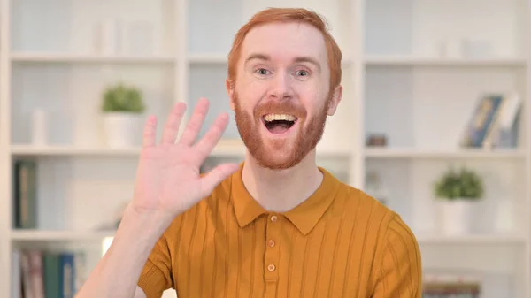 Retrato do homem ruivo acenando no bate-papo em vídeo — Fotografia de Stock