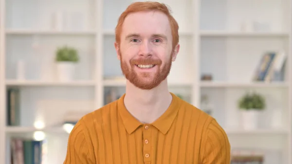 Портрет улыбающегося рыжего человека, смотрящего в камеру — стоковое фото