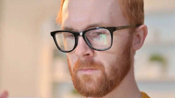 Close up of Face of Redhead Man using Digital Device — Stock fotografie