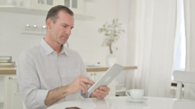 Heyecanlı Orta Çağ Adamı Evdeki Tablette Başarı Kazandı