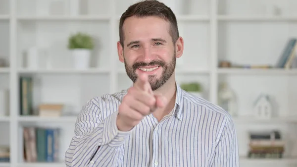 Portret van vrolijke jongeman wijzend vinger op camera — Stockfoto