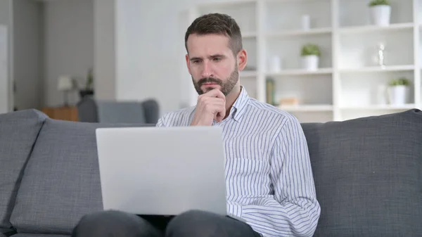 Homem profissional Pensando e trabalhando no laptop em casa — Fotografia de Stock
