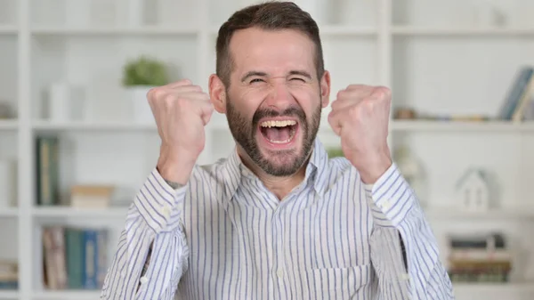 Retrato de Jovem Ambicioso Comemorando o Sucesso — Fotografia de Stock