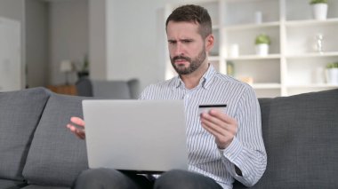 Ev Bilgisayarında Çevrimiçi Ödeme Hatası Olan Genç Adam