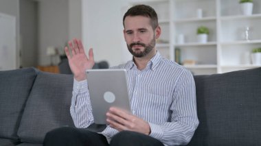 Neşeli Genç Adam Tablet 'te Video Sohbeti yapıyor 