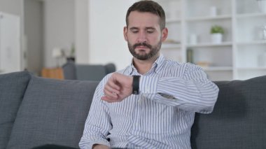 Meraklı genç adam sabırsızlıkla evde bekliyor. 