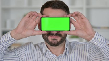 Gözleri Üzerinde Krom Anahtar Ekranı olan Akıllı Telefonlu Adam 