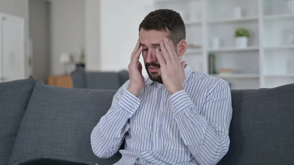 Teleurgesteld Jonge man voelt zich bezorgd thuis — Stockfoto