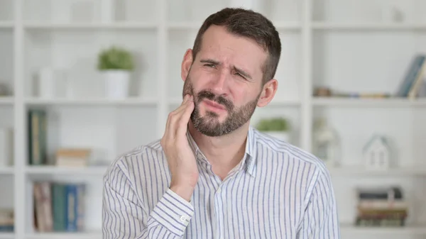 Portret van zieke jongeman met tandpijn — Stockfoto