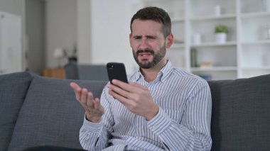 Akıllı Telefondaki Başarısızlığa Tepki Veren Genç Adam
