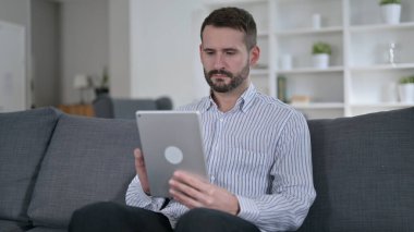 Ofiste Tablet kullanan Profesyonel Genç Adam