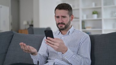 Çevrimiçi Kayıp Genç Adam 'ı Akıllı Telefon' da Üzüyor