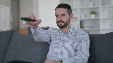 Evde Televizyon İzleyen Çekici Genç Adam 