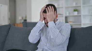 Evde Baş Ağrısı Olan Hüsrana uğramış Genç Adam 