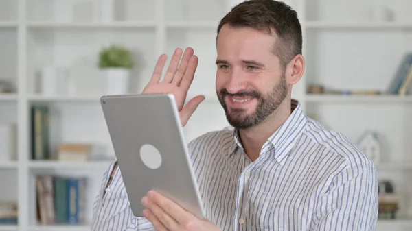 (Inggris) Portrait of Young Man doing Video Chat on Tablet — Stok Foto