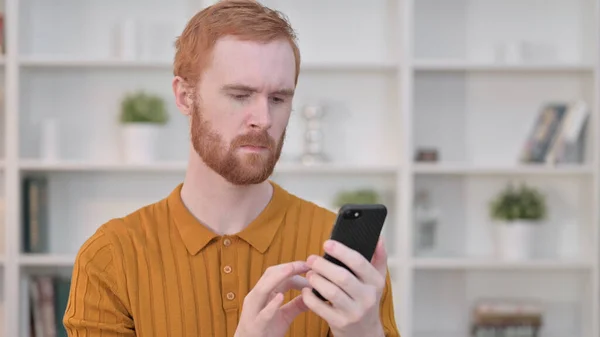 Ritratto di attraente Redhead Man utilizzando Smartphone — Foto Stock