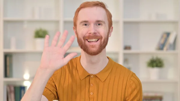 Portrait of Attractive Redhead Man melakukan Video Chat — Stok Foto