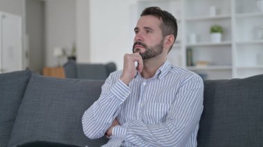 Düşünceli Genç Adam Evinde Düşünüyor 