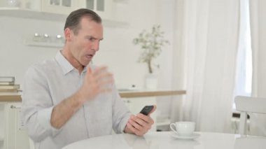 Üzücü Orta Çağ Adamı Evde Akıllı Telefonla Başarısız Oluyor