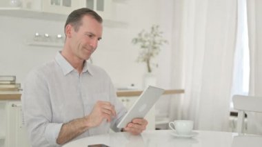 Orta Yaşlı Adam Evde Tablet 'te Video Çağrısı Yapıyor