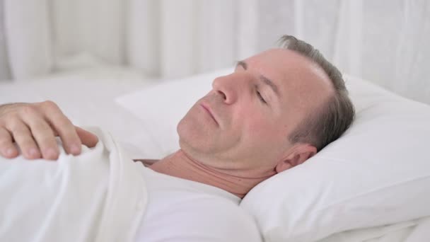 ベッドで寝る快適な中年男性 — ストック動画