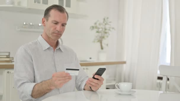 Człowiek w średnim wieku Dokonywanie udanych płatności na smartfonie — Wideo stockowe